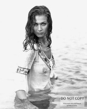 VALERIE LEON ENGLISH ACTRESS PIN UP - 8X10 PUBLICITY PHOTO (BT-162) picture