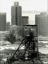 1978 Press Photo Contrast of old and new industry in Johannesburg, South Africa picture