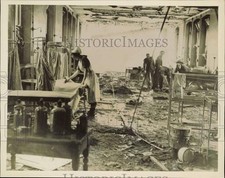 1940 Press Photo Workers clearing wreckage of London Hospital after bombings picture