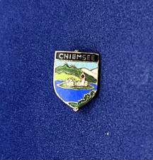 VINTAGE CHIEMSEE CASTLE SOUVENIR TRAVEL PIN BADGE/ISLAND / APPROX 1/2