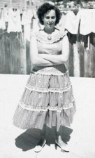 PHOTO OOAK POLAROID 1940-1950s PRETTY WOMAN SUNNY DAY DRESSED CLOTHESLINE VTG picture