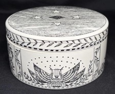 VTG RARE WEDGWOOD COLLECTORS SOCIETY SCRIMSHAW DESIGN CERAMIC LIDDED BOX 5” picture