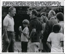 1970 Press Photo Denver VP Spiro Agnew golfing and som fans - nes26673 picture