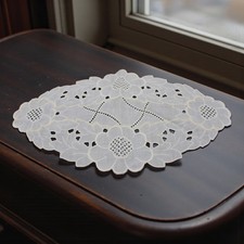 Vtg Embroidered Cutwork Linen Doily Floral Oval Table Topper 14.5
