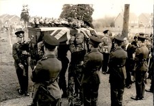 LG92 1972 Original Photo UNION JACK DRAPED COFFIN SOLDIER ULSTER CONFLICT W/ IRA picture