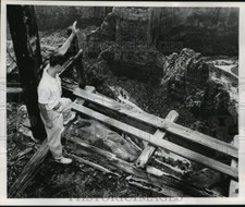 1955 Press Photo Jerry Hutchison taking a peek down at Zion National Park picture