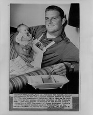 1959 Don Drysdale LA Dodgers Pitcher & Daughter Wire Photo picture