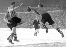Bert Williams Wolves England goalkeeper leaps athletically to save - Old Photo picture