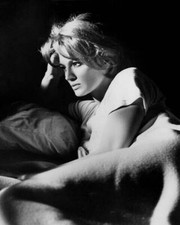 Angie Dickinson lies in bed in scene from 1968 Point Blank 8x10 inch photo picture
