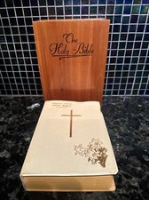 VNTG 1961 HOLY BIBLE Pope Paul VI Memorial Edition w/Cedar Box Illustrated Love picture