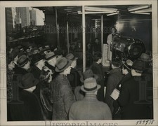 1941 Press Photo Transparent iron lung on display at Pershing Square, New York picture