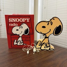 Peanuts Snoopy VTG Schulz Handheld Portable Transistor Radio 1974 In Box, Tested picture