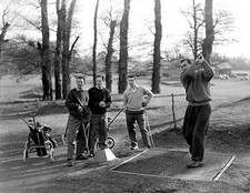 Fulhams Maurice Cook manager Bedford Jezzard Johnny Haynes watch R- Old Photo picture