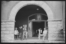 Photo:Franklin Georgia Heard County Courthouse 1930s Men on Porch picture