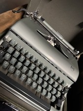Torpedo 18 typewriter made in 1957 working condition Hard Case picture