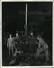 1942 Press Photo U.S. Servicemen Use Anti-Aircraft to Attack the Enemy picture