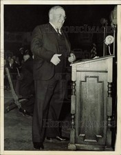 1936 Press Photo Seattle Mayor John F. Dore smiles from behind a podium picture