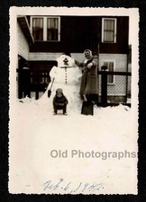 MOTHER KID DAUGHTER AMAZING PERFECT SNOWMAN WINTER 1942 OLD/VINTAGE PHOTO- G119 picture