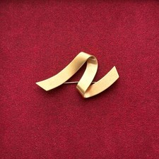 Monet Ribbon Gold Brooch Vintage 90s Jewelry Stylish Gold-tone Condition Good picture