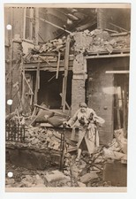 1940 Original Press Photo London UK WWII Woman in Wreckage German Bombing Raid picture