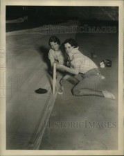 1934 Press Photo Goodyear Tire & Rubber Co girls & world's largest balloon picture