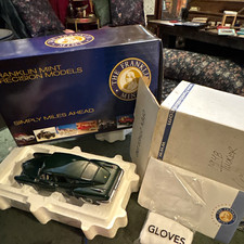 Franklin Mint 1:24 Cadillac Diecast Model Car w/ Box, Portfolio & Gloves picture