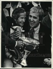 1977 Press Photo Jockey Bill Shoemaker & owner Albert Stall after Oaks win picture