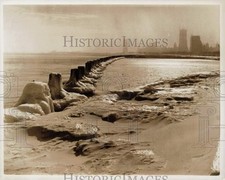 1968 Press Photo Frozen Pilings on Lake Michigan and the Chicago Skyline picture