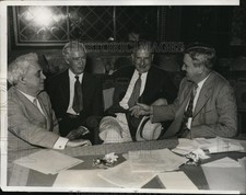 1932 Press Photo members of the Democratic Resolutions Committee in a huddle picture