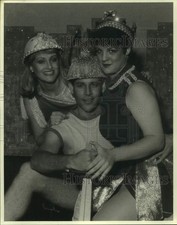 1982 Press Photo Man & women at party in New Orleans - noc10982 picture