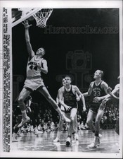 1960 Press Photo Bradkeys Bob Ortegal scores in gain vs Northern Michigan picture