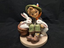GOEBEL HUMMEL FIGURINE - Girl With Bunnies - PLAYMATES #58/1 , Signed  picture