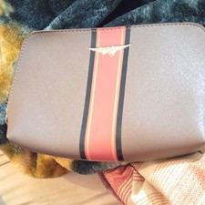 Qantas 100th Anniversary Through the Decades 2000s amenties bag picture