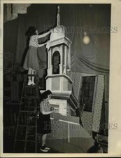 1941 Press Photo Marian Bosler, and Marion Moore painting scenery for a show picture