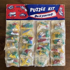 VINTAGE DO IT YOURSELF PLASTIC PUZZLE KIT TOY LOT 24 OLD STORE DISPLAY CARD TOYS picture