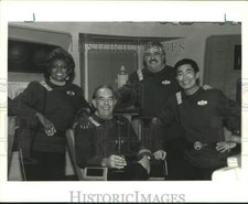 1989 Press Photo Robin Leach with the cast members of the film 
