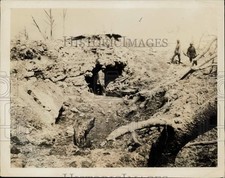 1918 Press Photo WWI French soldiers work clearing wreckage of the German Line picture