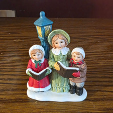 Vintage Lefton Painted Ceramic Christmas Carolers Figurine w/ Lamppost 1991 picture