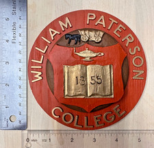 VINTAGE SEAL OF WILLIAM PATERSON COLLEGE - RESIN WOOD GRAIN PLAQUE - UNIQUE picture