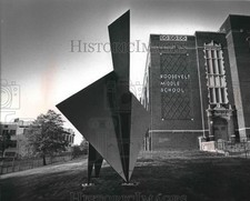 1989 Press Photo Sculpture in front of Roosevelt Middle School of the Arts picture