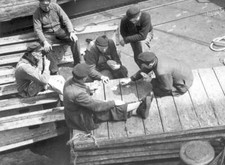 Spectators port Hamburg use their break play a round skat reco- 1958 Old Photo picture
