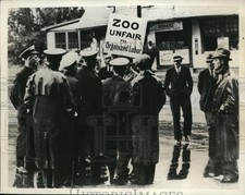 1935 Press Photo Cincinnati, Ohio Striking Municipal Zoo Workers - nef35739 picture