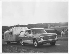 1972 Chevrolet Suburban Truck Press Photo and Release 0023 picture
