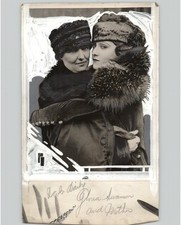 Hollywood Film Actress Gloria Swanson Hugs Mother 1922 Press Photo picture