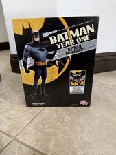 Batman Porcelain DVD Maquette Year One Animated Movie DC Collectibles Universe picture