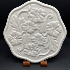 Pfaltzgraff White Floral Embossed Relief Plate Scalloped Edge 8
