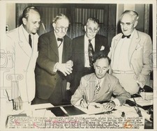 1949 Press Photo Senators gather for signing of a North Atlantic Treaty document picture