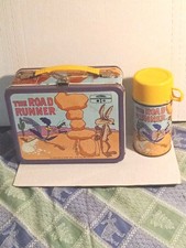 Vintage THE ROAD RUNNER Warner Bros. Metal Lunchbox & Thermos with WILE E COYOTE picture
