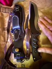 Huge massive knife that comes with a back sling and 2 buttons to lock.  Hang or picture