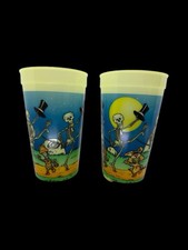 VTG 80/90s Halloween Plastic Stadium Cups 32 oz Dancing Skeletons Mummy Set of 2 picture